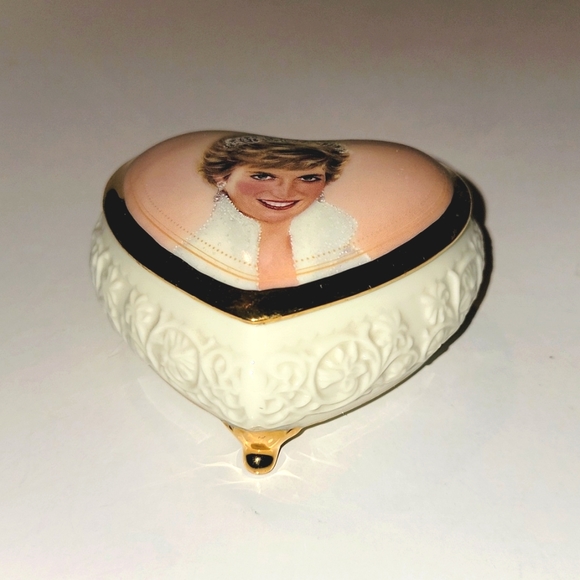 PRINCESS DIANA ARDLEIGH ELLIOTT HEART SHAPED MUSIC BOX "CANDLE IN THE WIND" - Picture 2 of 9